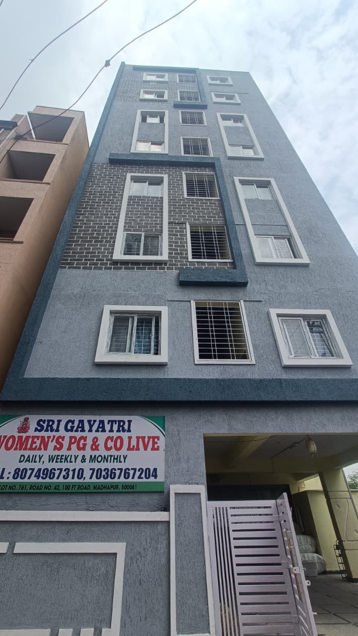 SRI GAYATRI WOMENS PG AND CO LIVE